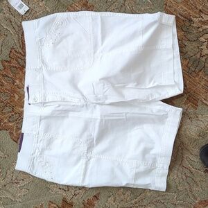 Gloria Vanderbilt Bermuda shorts style is Carla 22w size rhinestones White